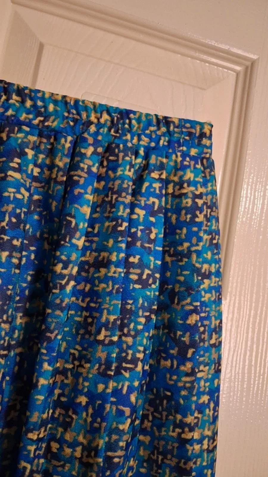 Pleated blue skirt UK22 (18?)