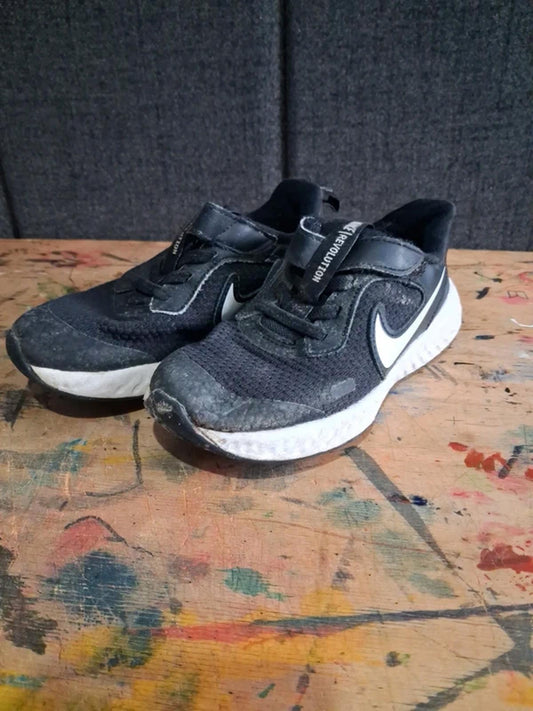 Nike Revolution trainers UK10