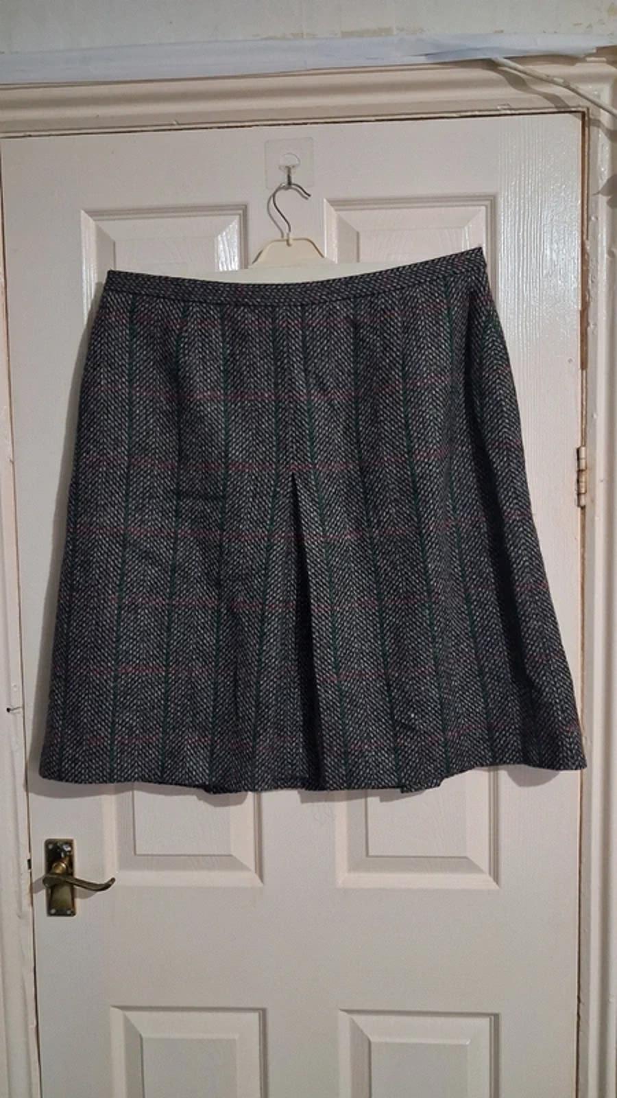 Brown wool skirt UK24