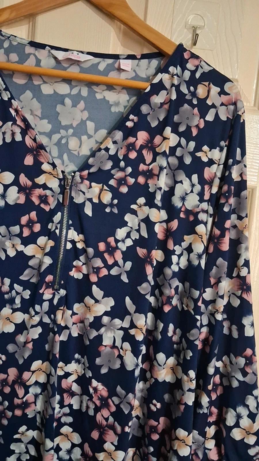 Floral navy top UK28