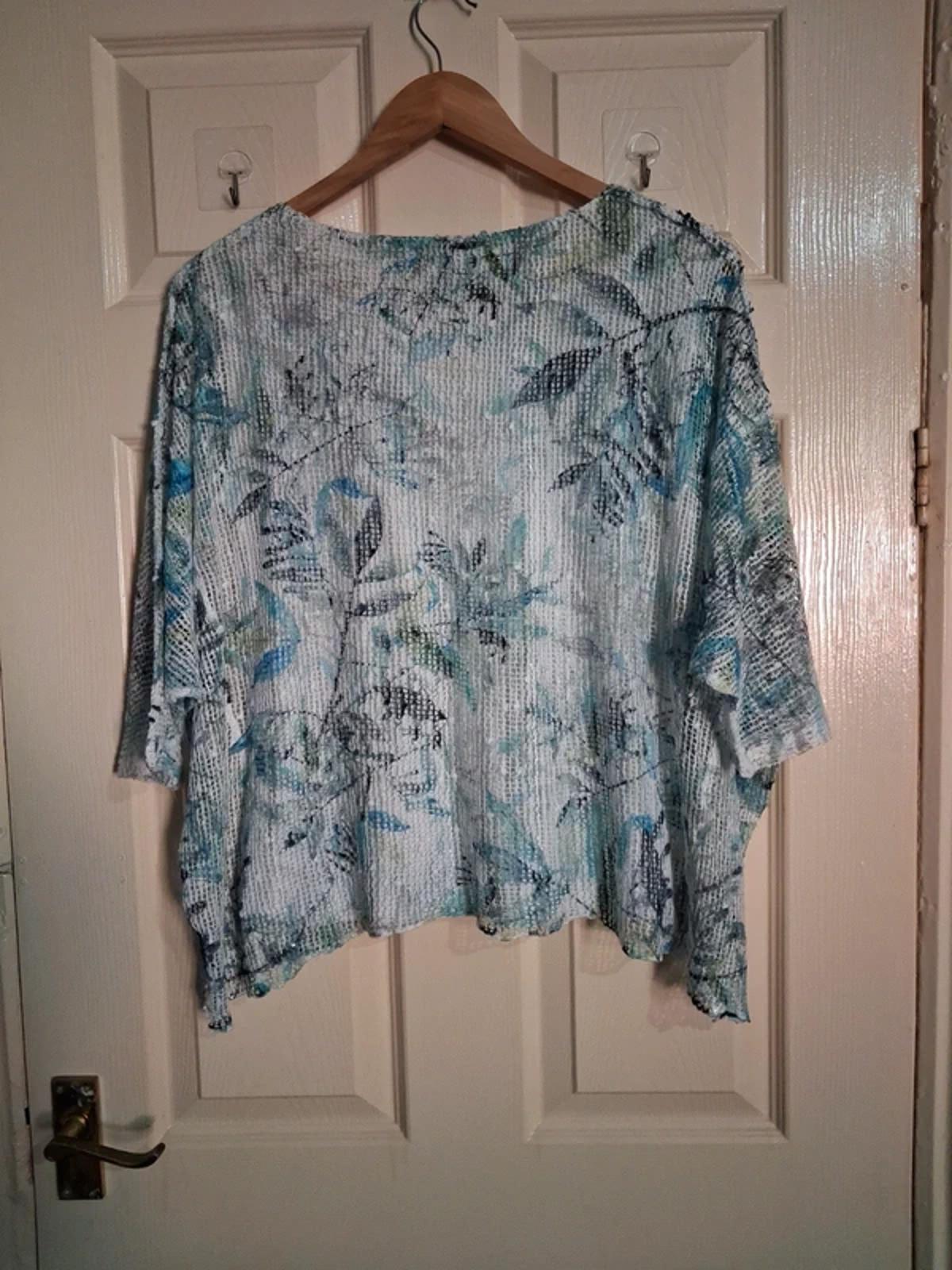 Leaf print top size M