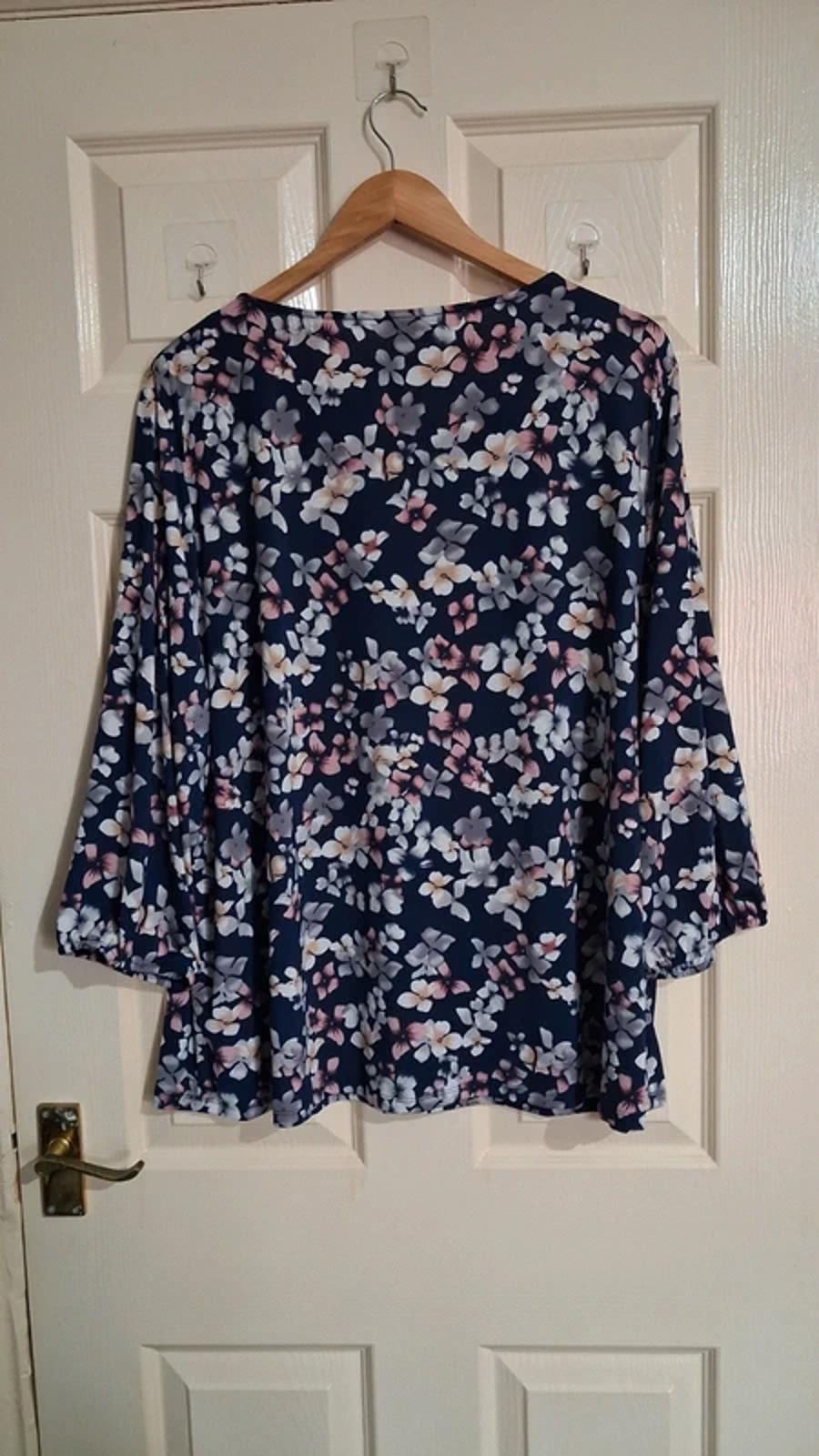 Floral navy top UK28