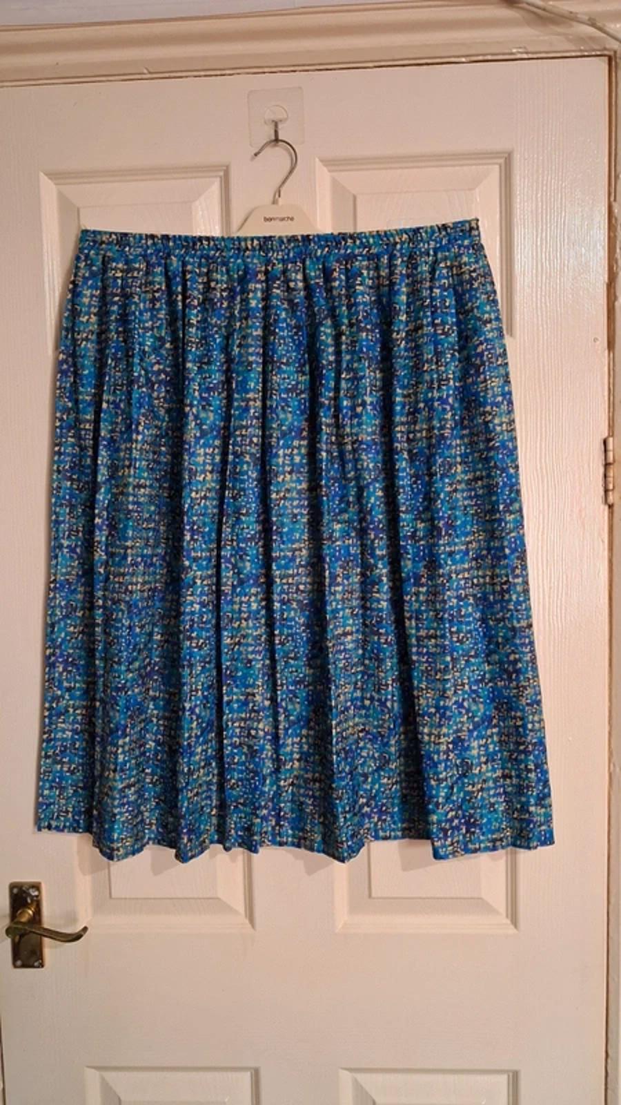 Pleated blue skirt UK22 (18?)