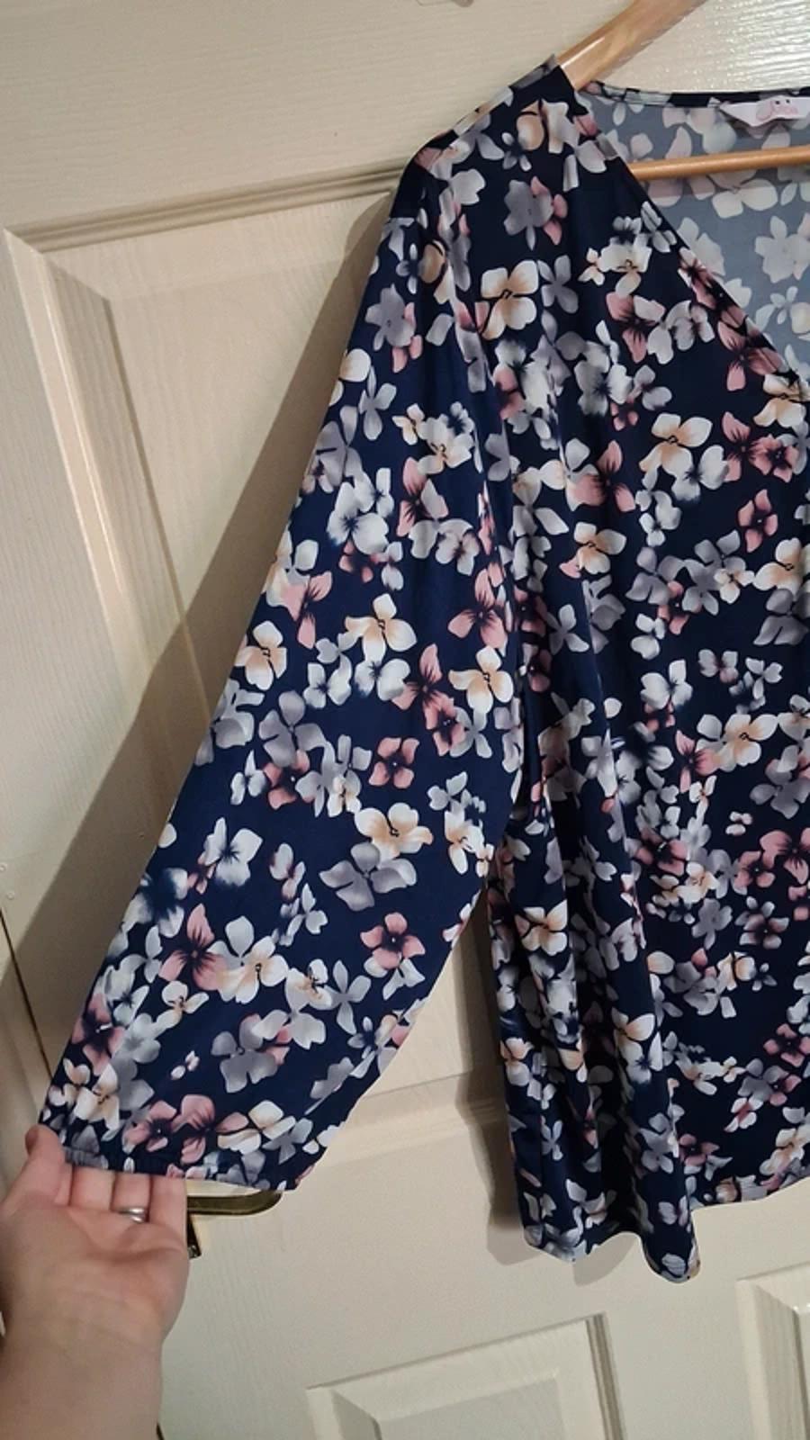 Floral navy top UK28