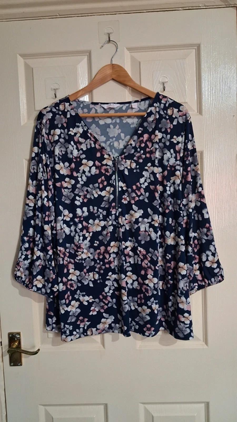 Floral navy top UK28