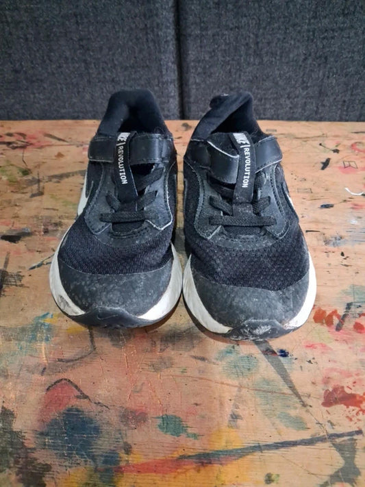 Nike Revolution trainers UK10